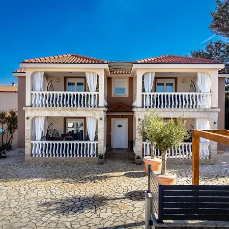 Apartman With Parking Space - 24513 *