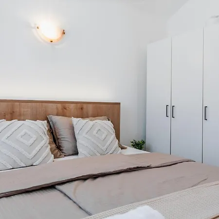 With Parking Space - 24513 Apartman *